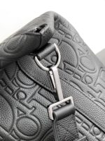 Borsa nera in pelle di lusso con pattern monogramma e dettagli moderni in metallo