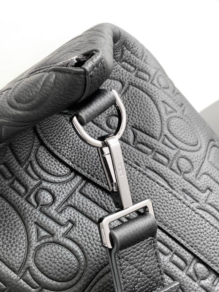 Borsa nera in pelle di lusso con pattern monogramma e dettagli moderni in metallo