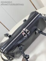 Borsa donna in pelle nera, elegante, compatta, 17x12x28 cm, stile moderno e raffinato.