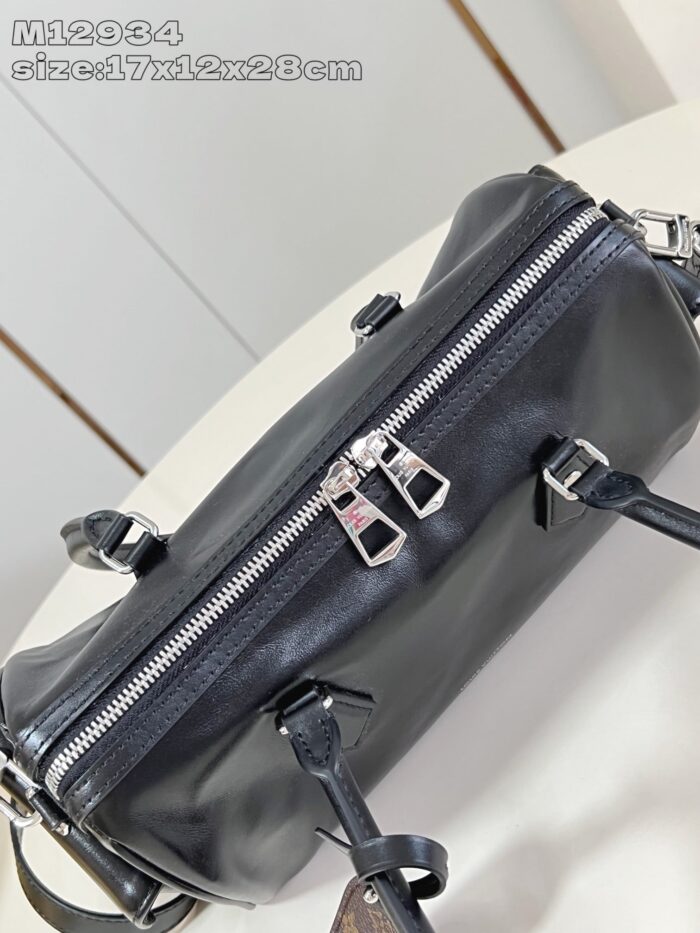 Borsa donna in pelle nera, elegante, compatta, 17x12x28 cm, stile moderno e raffinato.