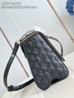 Borsa luxury in pelle nera con logo monogramma, design moderno e dettagli eleganti.