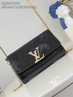 Borsa di lusso nera con logo dorato e tracolla in catena elegante.