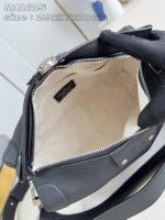 Borsa in pelle nera elegante con interno chiaro e zipper aperto per accessori spaziosi.