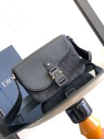 Borsa Dior nera in pelle con chiusura a fermaglio, elegante e versatile per ogni occasione.