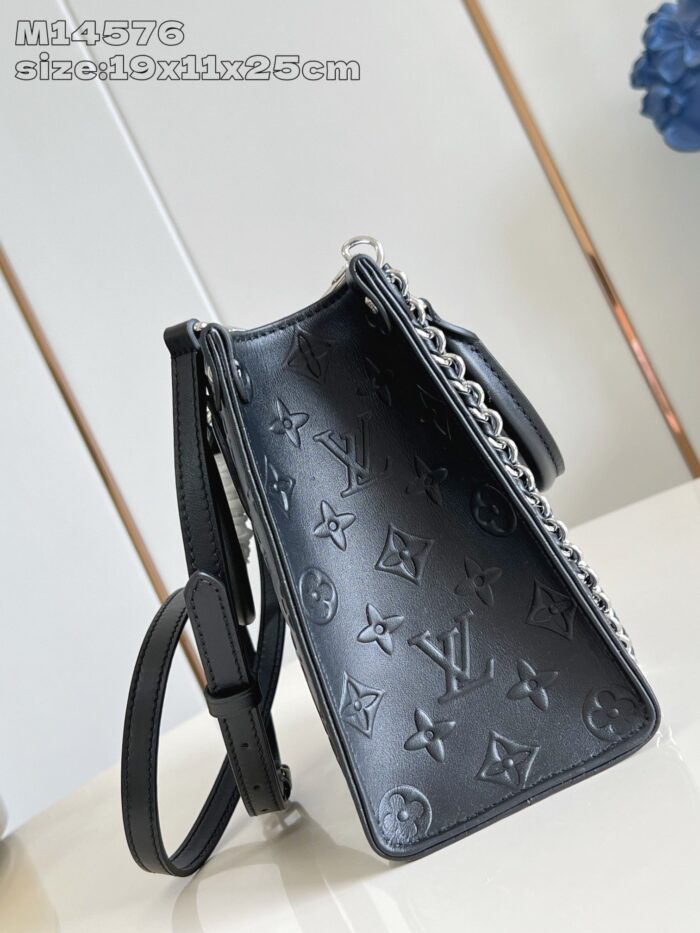 Borsa Louis Vuitton in pelle nera con catena e design moderno ed elegante.