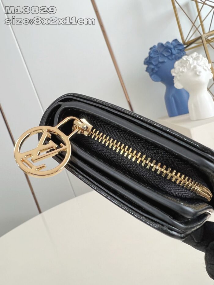 Borsa nera elegante in pelle con zip dorata, design moderno e stile raffinato.