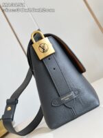 Borsa elegante in pelle nera con chiusura dorata, stile moderno e design sofisticato.