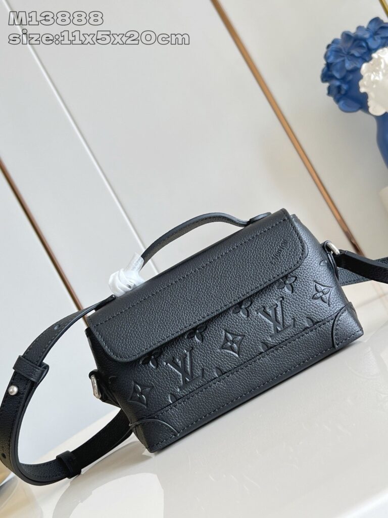 Borsa nera in pelle con logo embossé, elegante e versatile per ogni occasione.