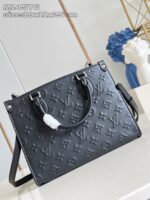 Borsa nera di lusso in pelle con monogramma elegante e dettagli raffinati.