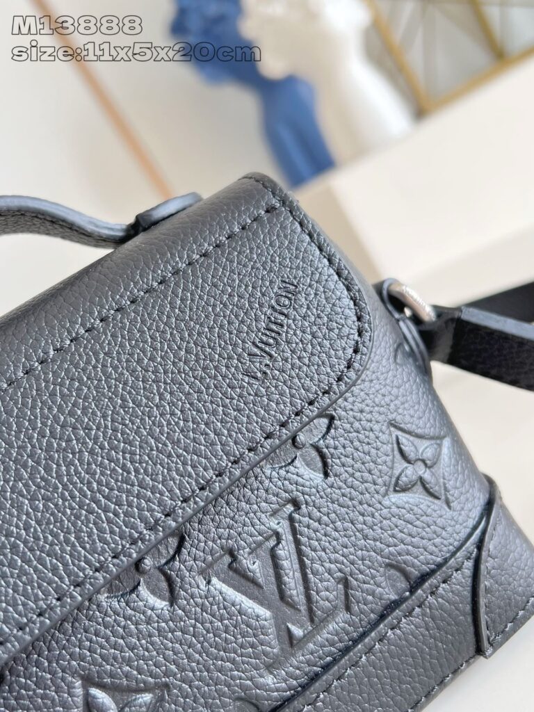 Borsa in pelle nera di lusso con dettagli moderni e stile elegante per ogni occasione.
