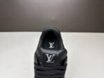 Sneaker nera di lusso in pelle con logo LV ricamato, stile elegante e comfort superiore.