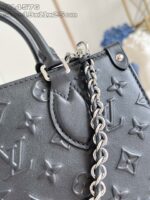 Borsa Louis Vuitton nera in pelle con dettagli in metallo e tracolla a catena elegante.