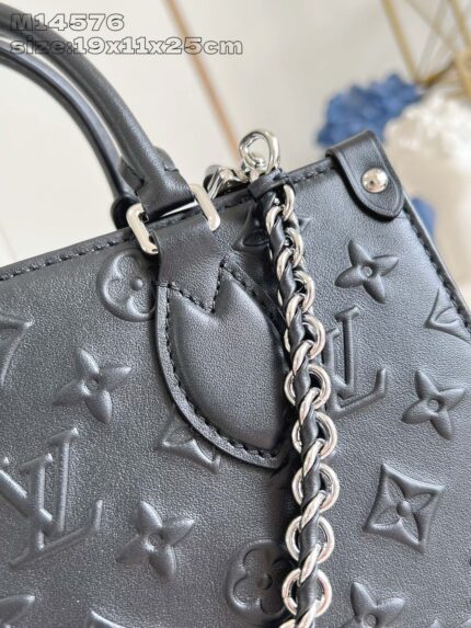 Borsa Louis Vuitton nera in pelle con dettagli in metallo e tracolla a catena elegante.