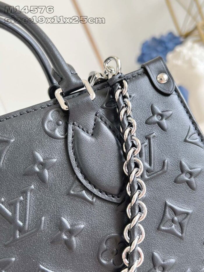 Borsa Louis Vuitton nera in pelle con dettagli in metallo e tracolla a catena elegante.