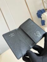 Portafoglio di lusso in pelle nera con design minimale, elegante e funzionale.