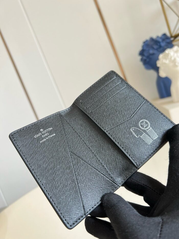 Portafoglio di lusso in pelle nera con design minimale, elegante e funzionale.