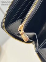 Portafoglio di lusso in pelle nera con zip dorata e scomparti organizzati.