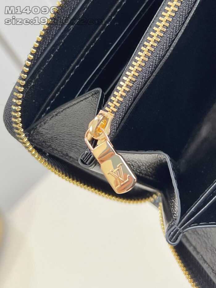 Portafoglio di lusso in pelle nera con zip dorata e scomparti organizzati.