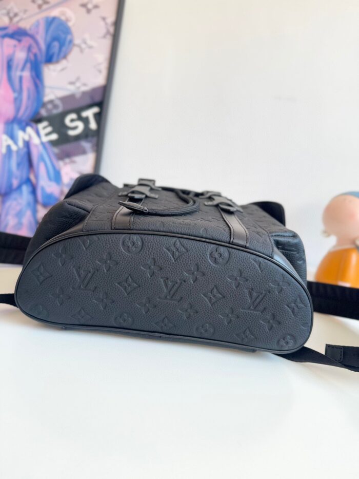 Borsa di lusso nera in pelle con motivo iconico e design elegante.