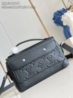 Borsa Louis Vuitton nera in pelle martellata con tracolla regolabile e dettaglio charm trendy.
