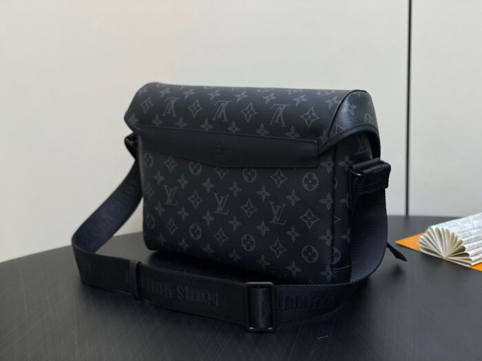 Borsa Messenger Louis Vuitton in pelle nera, stile elegante e pratica con tracolla regolabile.