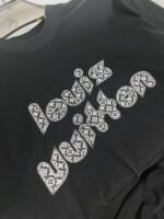 Maglietta nera Louis Vuitton con logo elegante e moderno, stile casual di lusso.