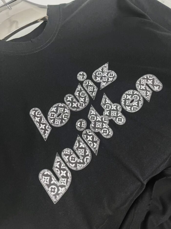 Maglietta nera Louis Vuitton con logo elegante e moderno, stile casual di lusso.