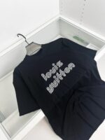 Maglietta nera Louis Vuitton con logo bianco, stile elegante e casual per lo streetwear di lusso.