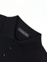 Maglietta polo nera Louis Vuitton, elegante, in tessuto lucido con logo discreto.