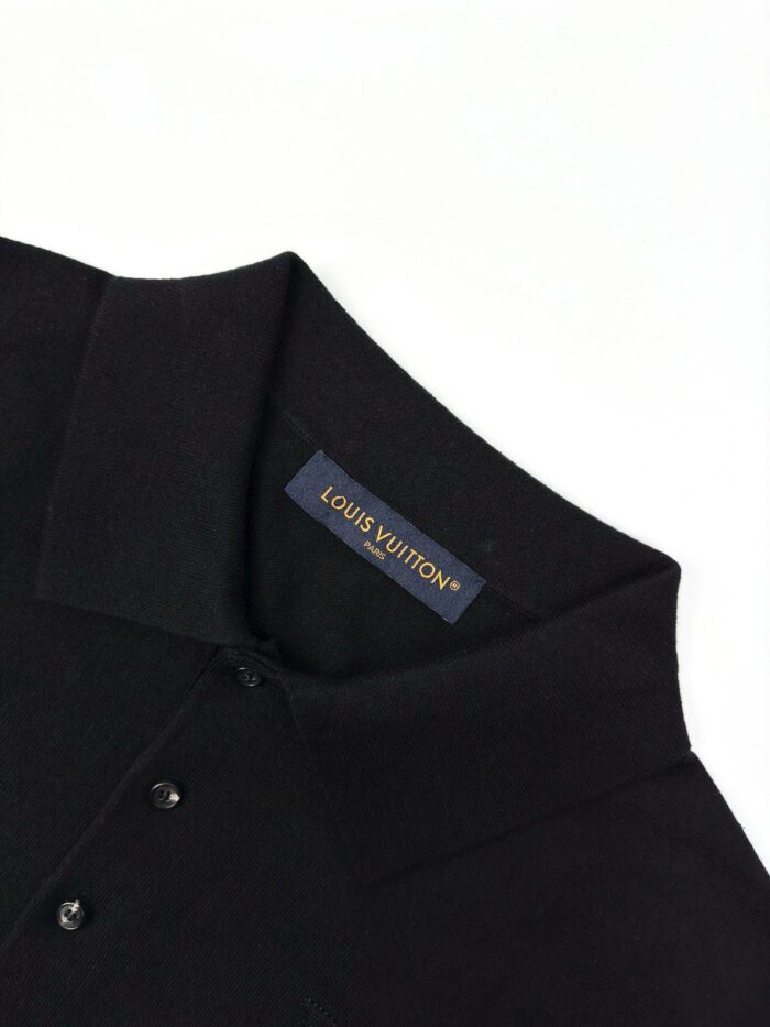 Maglietta polo nera Louis Vuitton, elegante, in tessuto lucido con logo discreto.