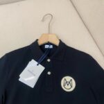 Maglietta polo nera Moncler con logo ricamato, stile elegante e alta qualità.