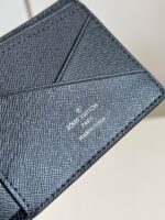 Portafoglio Louis Vuitton in pelle nera di lusso, elegante e compatto, autentico Made in France.