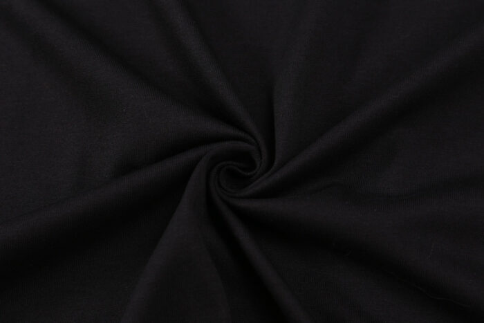 Tessuto nero satinato elegante, lucente, a spirale, perfetto per moda e decorazioni raffinate.