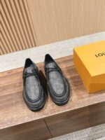 Scarpe in pelle nere con scatola Louis, stile elegante e moderno su superficie lucida e raffinata.