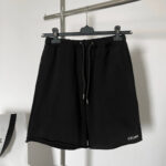 Shorts neri Céline di lusso con logo minimalista, stile moderno e casual.