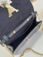 Borsa elegante in pelle con dettagli dorati, tracolla a catena e interno spazioso.