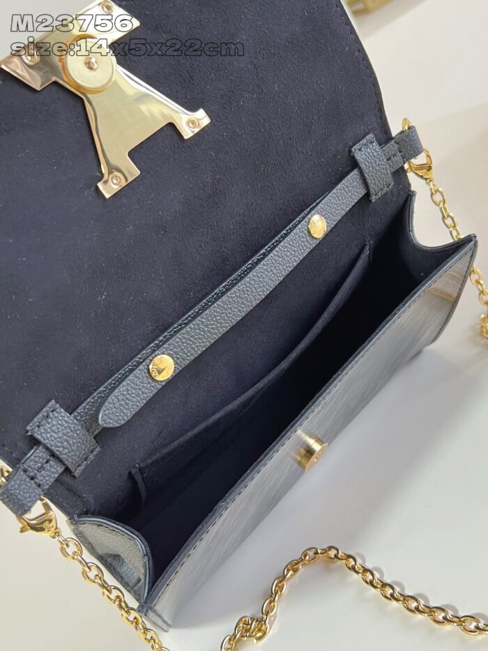 Borsa elegante in pelle con dettagli dorati, tracolla a catena e interno spazioso.