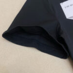 Manica nera Dior in tessuto elastico con logo, dettaglio di alta moda e eleganza.