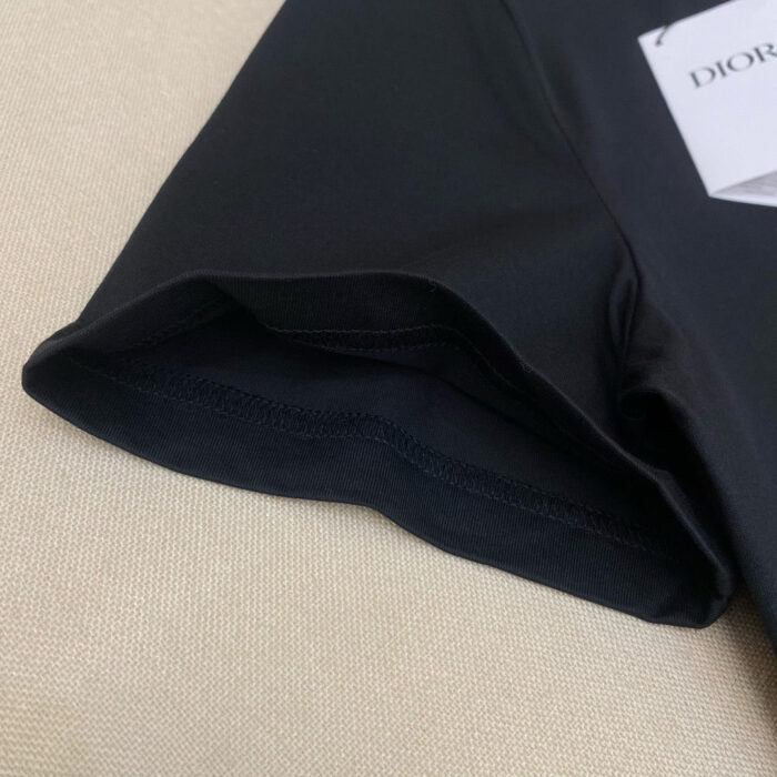 Manica nera Dior in tessuto elastico con logo, dettaglio di alta moda e eleganza.
