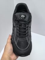 Sneaker Dior nera di lusso con design moderno, dettagli raffinati e suola chunky.
