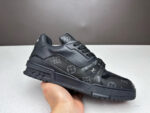 Sneaker nera di lusso in pelle, stile elegante, comfort, logo embossato, suola resistente.
