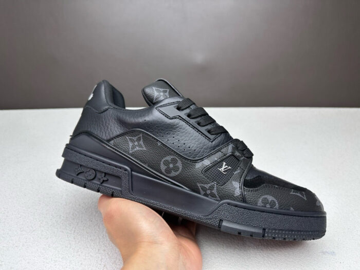 Sneaker nera di lusso in pelle, stile elegante, comfort, logo embossato, suola resistente.