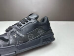 Sneaker nera di lusso con dettagli iconici, pelle textured, suola grip e stile versatile.