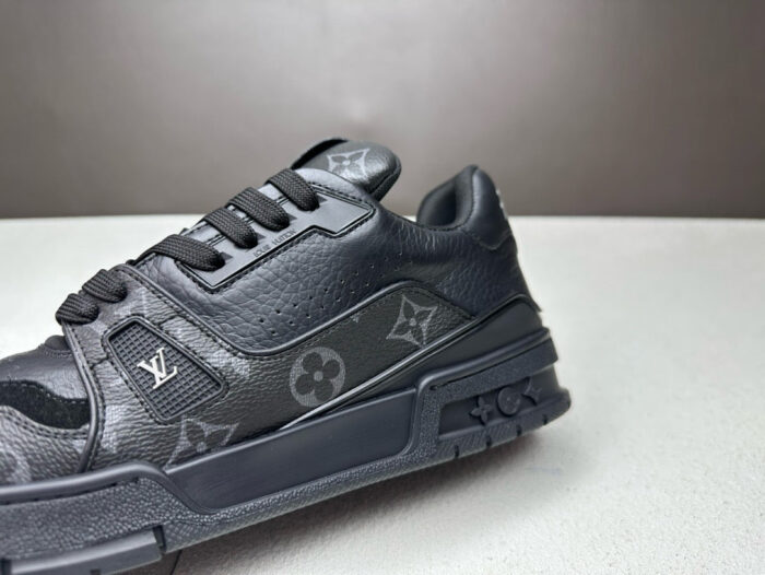 Sneaker nera di lusso con dettagli iconici, pelle textured, suola grip e stile versatile.