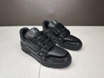 Sneaker nere di lusso con logo embossato, stile moderno e versatile per ogni look.