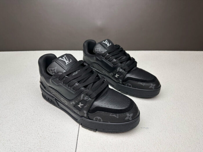 Sneaker nere di lusso con logo embossato, stile moderno e versatile per ogni look.