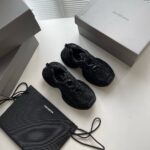 Sneakers nere di lusso con scatole eleganti e pouch, stile moderno e raffinato.