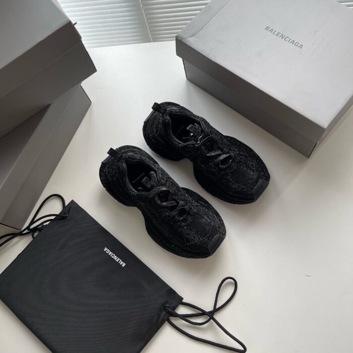 Sneakers nere di lusso con scatole eleganti e pouch, stile moderno e raffinato.
