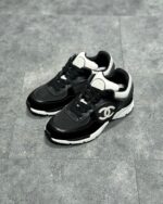 Sneaker nere di lusso con logo iconico, design sportivo e suola robusta, stile elegante e moderno.