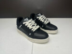 Sneakers Louis Vuitton nere, eleganti, comode, con dettagli distintivi e suola antiscivolo bianca.